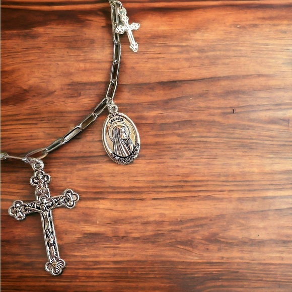 Gorgeous Medallion and Cross Charm Necklace - Picture 4 of 4